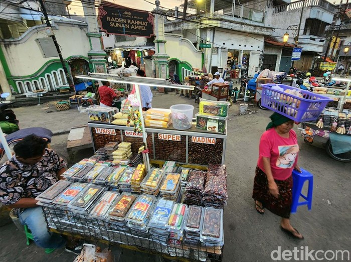 Masjid Sunan Ampel, Surabaya, tidak hanya jadi tempat warga untuk beriwisata religi. Selama Ramadan ini, kawasan ini juga jadi pusat penjualan menu berbuka puasa.