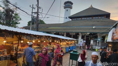 Berburu Menu Berbuka Puasa di Masjid Sunan Ampel Surabaya