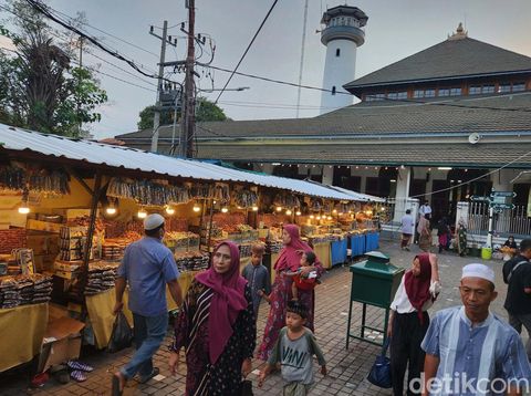 Masjid Sunan Ampel, Surabaya, tidak hanya jadi tempat warga untuk beriwisata religi. Selama Ramadan ini, kawasan ini juga jadi pusat penjualan menu berbuka puasa.