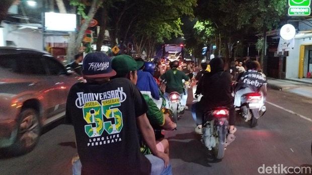 Bonek kawal bus Persija
