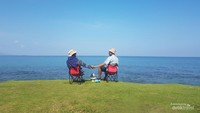 Pantai dan hamparan rumput yang bersih.