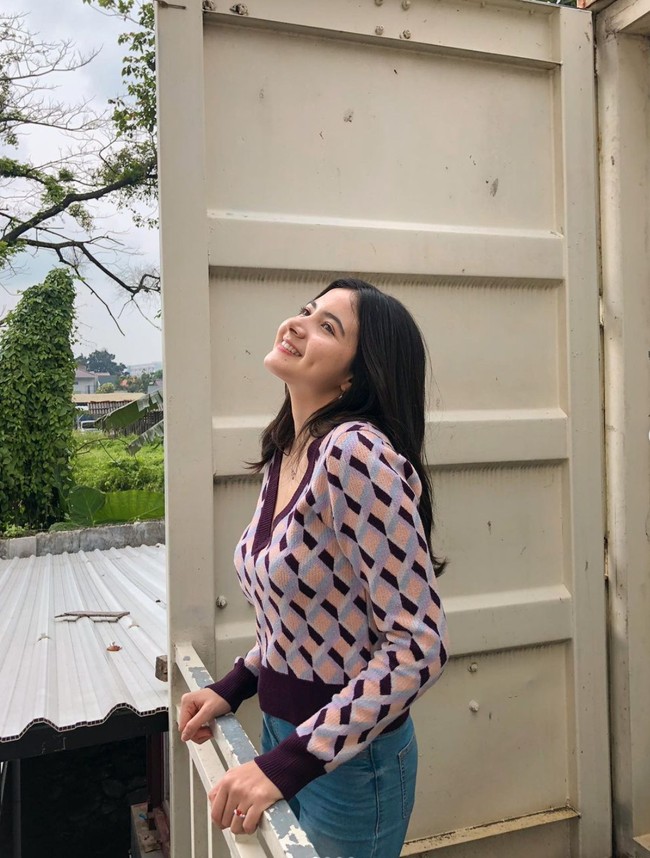 Memiliki paras yang cantik dan manis, tak heran jika Bulan langsung berhasil membuat Maia Estianty sampai kepincut. Kamu mau punya mertua kayak aku gak? tanya Maia kepada Bulan dalam bincang-bincang tersebut. Foto: Instagram/@bulansutena