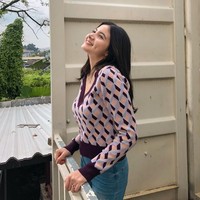 Memiliki paras yang cantik dan manis, tak heran jika Bulan langsung berhasil membuat Maia Estianty sampai kepincut. Kamu mau punya mertua kayak aku gak? tanya Maia kepada Bulan dalam bincang-bincang tersebut. Foto: Instagram/@bulansutena