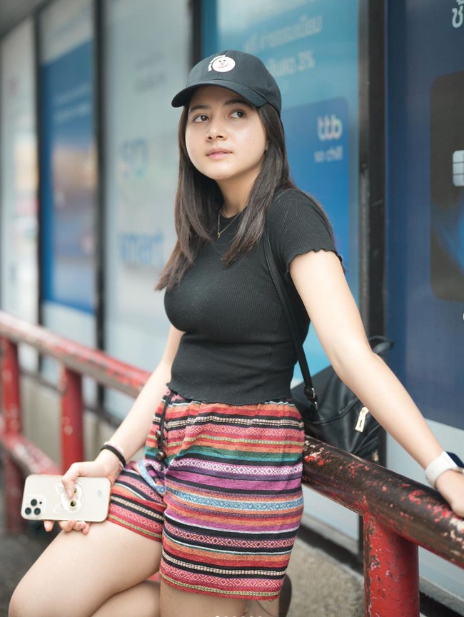 Sebelum menawarkan Bulan untuk menjadi menantunya, Maia terlebih dahulu menanyakan status Bulan yang masih single atau sudah punya pacar. Rupanya Bulan mengaku masih single dan memiliki kriteria cowok idaman yang mirip dengan El Rumi. Foto: Instagram/@bulansutena