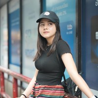 Sebelum menawarkan Bulan untuk menjadi menantunya, Maia terlebih dahulu menanyakan status Bulan yang masih single atau sudah punya pacar. Rupanya Bulan mengaku masih single dan memiliki kriteria cowok idaman yang mirip dengan El Rumi. Foto: Instagram/@bulansutena