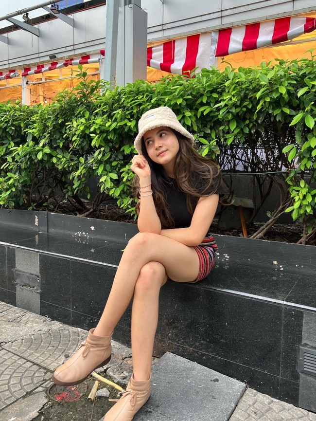 Melalui akun media sosialnya, Bulan sendiri kerap membagikan foto-foto dirinya. Terlihat jika Bulan kerap berpenampilan simpel dan santai serta natural tanpa pulasan makeup. Foto: Instagram/@bulansutena