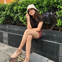 Melalui akun media sosialnya, Bulan sendiri kerap membagikan foto-foto dirinya. Terlihat jika Bulan kerap berpenampilan simpel dan santai serta natural tanpa pulasan makeup. Foto: Instagram/@bulansutena