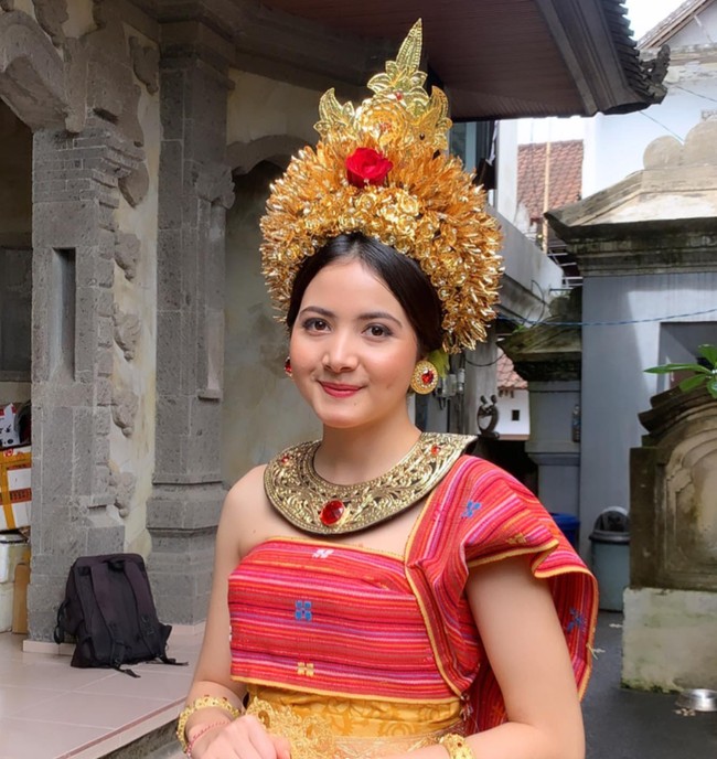 Memiliki wajah blasteran, banyak yang mengira jika Bulan memiliki orangtua yang salah satunya berasal dari luar negeri. Rupanya hal itu salah karena diakui Bulan kedua orangtuanya asli Bali. Foto: Instagram/@bulansutena