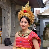 Memiliki wajah blasteran, banyak yang mengira jika Bulan memiliki orangtua yang salah satunya berasal dari luar negeri. Rupanya hal itu salah karena diakui Bulan kedua orangtuanya asli Bali. Foto: Instagram/@bulansutena