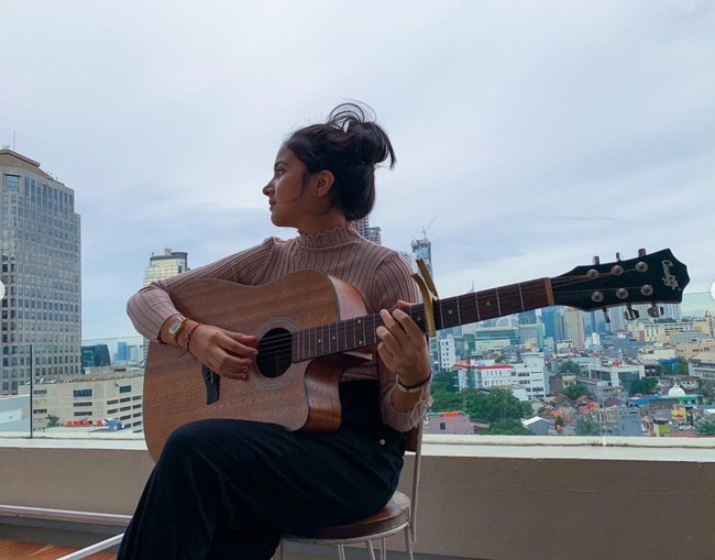 Selain sebagai selebgram, Bulan juga dikenal sebagai seorang penyanyi. Di akun Instagramnya sendiri Bulan beberapa kali terlihat mengunggah videonya ketika sedang bernyanyi sambil bermain gitar. Foto: Instagram/@bulansutena