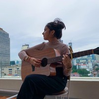 Selain sebagai selebgram, Bulan juga dikenal sebagai seorang penyanyi. Di akun Instagramnya sendiri Bulan beberapa kali terlihat mengunggah videonya ketika sedang bernyanyi sambil bermain gitar. Foto: Instagram/@bulansutena