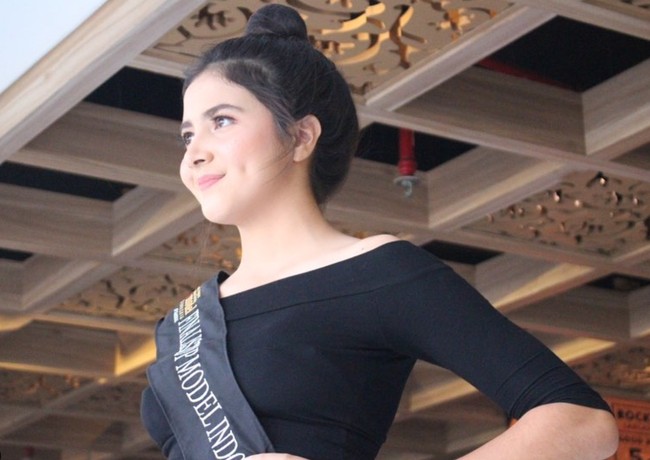 Bulan juga pernah mengikuti kontes Top Model Indonesia yang diselenggarakan di Bali. Ditambah dengan pulasan makeup natural, wajah Bulan jadi terlihat semakin cantik. Foto: Instagram/@bulansutena