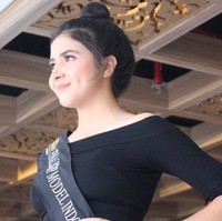 Bulan juga pernah mengikuti kontes Top Model Indonesia yang diselenggarakan di Bali. Ditambah dengan pulasan makeup natural, wajah Bulan jadi terlihat semakin cantik. Foto: Instagram/@bulansutena
