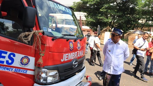 Bupati Jembrana menyerahkan satu unit mobil damkar ke Satpol PP.
