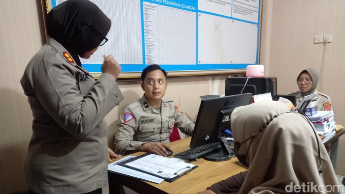 Calon pemudik saat mendaftar mudik gratis di Polres Subang