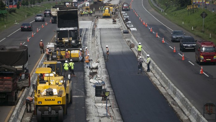 Pekerja menyelesaikan pembuatan lajur tiga di sekitar rest area KM 130 ruas tol Cipali, Indramayu, Jawa Barat, Rabu (5/4/2023). Untuk mengantisipasi kepadatan kendaraan saat arus mudik lebaran, PT Astra Tol Cipali menambah lajur sepanjang 4,5 km di tiga titik sekitar rest area tol Cikopo-Palimanan dan ditargetkan selesai pada H-10 Lebaran. ANTARA FOTO/Dedhez Anggara/aww.