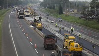 Pekerja menyelesaikan pembuatan lajur tiga di sekitar rest area KM 130 ruas tol Cipali, Indramayu, Jawa Barat, Rabu (5/4/2023).