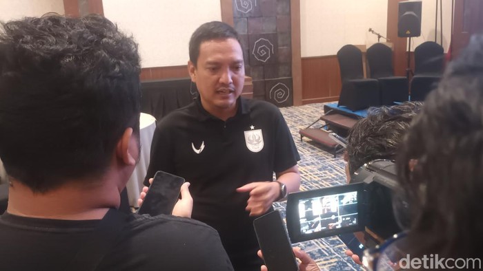 CEO PSIS Semarang, Yoyok Sukawi saat bertemu dengan awak media.