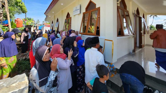 CT Arsa Resmikan Bantuan Masjid untuk Korban Gempa di Cianjur CT Arsa Foundation bersama berbuatbaik.id meresmikan bantuan pembangunan masjid yang sebelumnya rusak parah akibat gempa bumi berkekuatan M 5,6 yang mengguncang Cianjur November 2023 lalu.