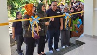 Peresmian masjid yang berada di Kampung Cikadu 2, Desa Gasol, Kecamatan Cugenang, Cianjur, ditandai dengan gunting pita oleh Ketua CT ARSA Foundation Anita Ratnasari Tanjung.