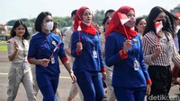Pilot dan pramugari juga ikut tampil dalam acara gladi bersih ini.