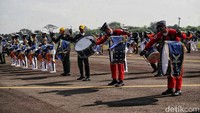 Marching band dari taruna Akademi Udara turut memeriahkan gladi bersih HUT ke-77 TNI AU.