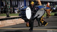 Ada juga atraksi marching band oleh taruna Akademi Udara.