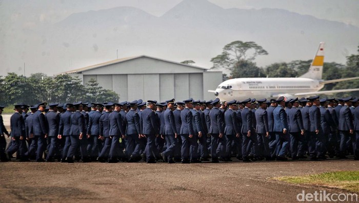 TNI AU menggelar gladi bersih perayaan HUT ke-77 di Lanud Halim Perdanakusuma, Jakarta Timur, Kamis (6/4). Defile pasukan ditampilkan dalam gladi bersih tersebut.