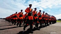 Defile pasukan dalam rangka gladi bersih perayaan HUT ke-77 TNI AU berlangsung di Lanud Halim Perdanakusuma, Jakarta Timur, Kamis (6/4/2023).
