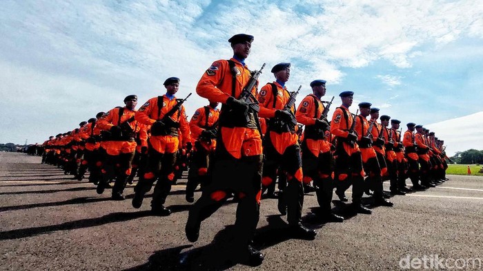 Defile Pasukan di Gladi Bersih HUT ke-77 TNI AU TNI AU menggelar gladi bersih perayaan HUT ke-77 di Lanud Halim Perdanakusuma, Jakarta Timur, Kamis (6/4). Defile pasukan ditampilkan dalam gladi bersih tersebut.