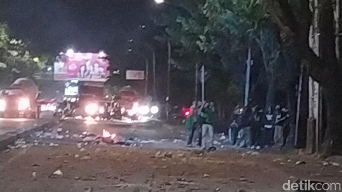 Demo mahasiswa di depan kampus 1 UIN Alauddin Makassar.