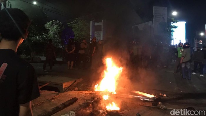 Demo mahasiswa tolak UU Ciptaker di depan UNM Makassar.