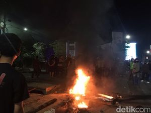 Demo Tolak UU Ciptaker Sempat Ricuh di Makassar, 3 Mahasiswa Diamankan