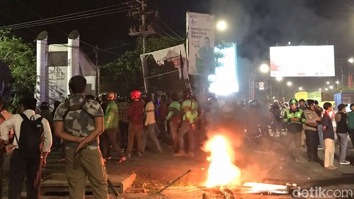 Demo tolak UU Ciptaker di depan kampus UNM, Jalan AP Pettarani Makassar.