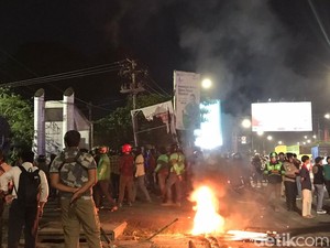 Mahasiswa Makassar Demo UU Ciptaker Ricuh, Polisi Tembakkan Gas Air Mata