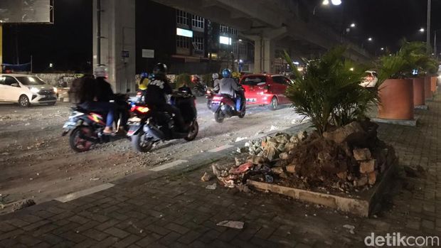 Demo tolak UU Ciptaker di depan kampus UNM, Jalan AP Pettarani Makassar.