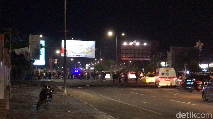 Demo tolak UU Ciptaker di depan kampus UNM, Jalan AP Pettarani Makassar.