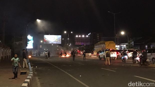 Demo tolak UU Ciptaker di depan kampus UNM, Jalan AP Pettarani Makassar.