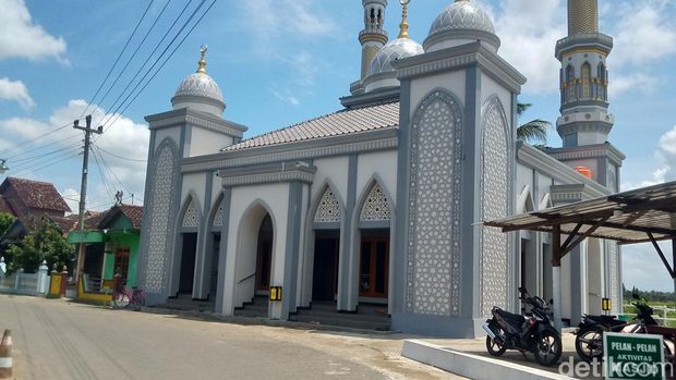 Deretan masjid di sepanjang Jalan Rawa Jombor Klaten. Total ada 12 masjid dalam radius 2,5 km. Foto diunggah Kamis (6/4/2023).