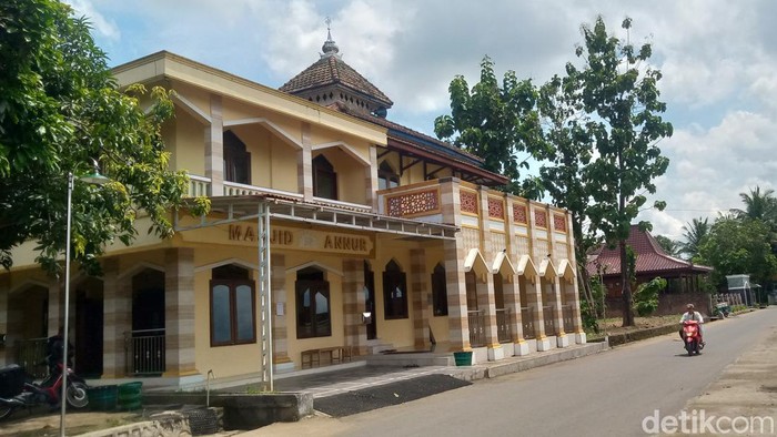 Deretan masjid di sepanjang Jalan Rawa Jombor Klaten. Total ada 12 masjid dalam radius 2,5 km. 
Foto diunggah Kamis (6/4/2023).