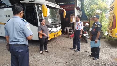 Petugas Dinas Perhubungan Tabanan melakukan inspeksi keselamatan atau ramp check bus di salah satu pool bus yang ada di Tabanan.