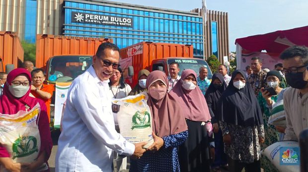 Direktur Utama Perum Bulog Budi Waseso melakukan seremonial pelepasan penyaluran cadangan beras pemerintah (CBP) untuk bantuan pangan 2023 di Kantor Wilayah Jakarta dan Banten Perum Bulog, Kelapa Gading, Jakarta Utara, Kamis (6/4/2023). (CNBC Indonesia/Martyasari Rizky)