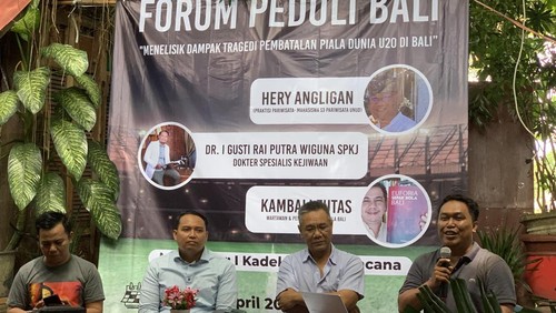 Forum Peduli Bali menggelar diskusi terkait pembatalan Indonesia sebagai tuan rumah Piala Dunia U-20, Kamis (6/4/2023).