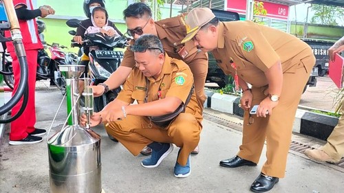 Petugas Disperindag Tabanan melakukan sidak tera pada salah satu SPBU di jalur Denpasar-Gilimanuk yang juga menjadi jalur mudik.