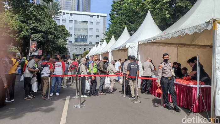 Ditreskrimsus Polda Metro Jaya menggelar bazar murah. Bazar digelar untuk membantu masyarakat dalam memenuhi kebutuhan saat Ramadan. (Wildan N/detikcom)