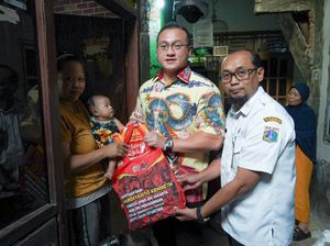 Blusukan di Jakbar, Anggota DPRD DKI Beri Bantuan buat Balita Stunting