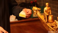 Jika seorang pelajar ingin beruntung, maka harus menempelkan kertas emas pada kepala naga. Warga yang ingin pekerjaannya lancar, bisa menempelkannya di patung pendayung kapal.  (bonauli/detikcom)