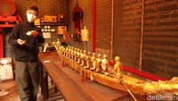 Penjaga kuil akan membantu warga atau wisatawan yang mau mencoba mengikuti ritual ini. (bonauli/detikcom)
