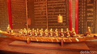 Tin Hau Temple punya ritual doa bernama Dragon Boat, sebuah patung perahu naga yang berlapis emas. (bonauli/detikcom)