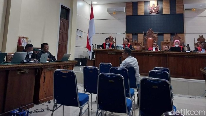 Eks Rektor Unila Prof Karomani menjawab pertanyaan jaksa. (Tommy Saputra/detikSumut)